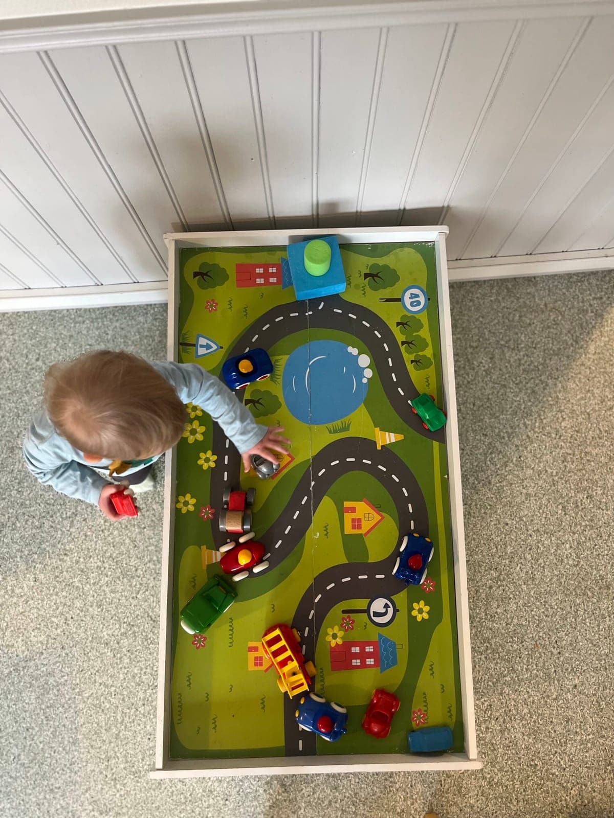 Ett barn leker vid bilbordet inne på avdelningen