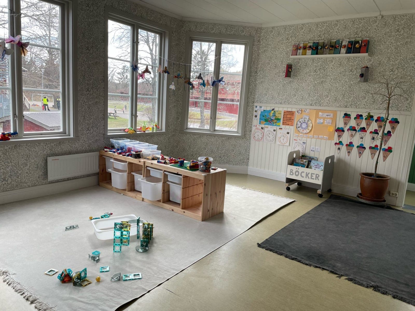 Solrosens ljusa rum i Riala gamla kyrkskola med byggmaterial och bokhylla
